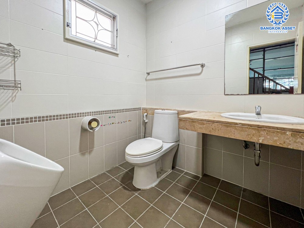 *****บ้านเดี่ยวมือสอง โครงการ เลคการ์เด้น ลากูน่า อ่อนนุช-สุวรรณภูมิ เนื้อที่กว้าง 72 ตร.ว. ฟังก์ชัน 4 ห้องนอน 4 ห้องน้ำ 2 ที่จอดรถ บ้านหลังใหญ่ในโซนใกล้เมือง สภาพบ้านเหมือนใหม่มาก บนทำเลเชื่อมต่อถนนอ่อนนุช, ถนนราษฎร์พัฒนา ใกล้ท่าอากาศยานสุวรรณภูมิ และทางพิเศษบูรพาวิถี