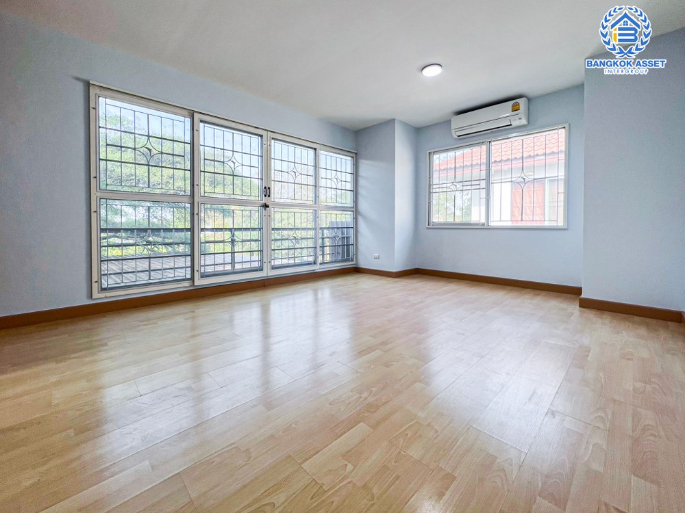 *****บ้านเดี่ยวมือสอง โครงการ เลคการ์เด้น ลากูน่า อ่อนนุช-สุวรรณภูมิ เนื้อที่กว้าง 72 ตร.ว. ฟังก์ชัน 4 ห้องนอน 4 ห้องน้ำ 2 ที่จอดรถ บ้านหลังใหญ่ในโซนใกล้เมือง สภาพบ้านเหมือนใหม่มาก บนทำเลเชื่อมต่อถนนอ่อนนุช, ถนนราษฎร์พัฒนา ใกล้ท่าอากาศยานสุวรรณภูมิ และทางพิเศษบูรพาวิถี