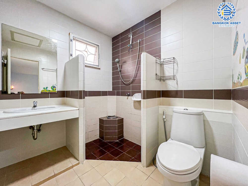 *****บ้านเดี่ยวมือสอง โครงการ เลคการ์เด้น ลากูน่า อ่อนนุช-สุวรรณภูมิ เนื้อที่กว้าง 72 ตร.ว. ฟังก์ชัน 4 ห้องนอน 4 ห้องน้ำ 2 ที่จอดรถ บ้านหลังใหญ่ในโซนใกล้เมือง สภาพบ้านเหมือนใหม่มาก บนทำเลเชื่อมต่อถนนอ่อนนุช, ถนนราษฎร์พัฒนา ใกล้ท่าอากาศยานสุวรรณภูมิ และทางพิเศษบูรพาวิถี