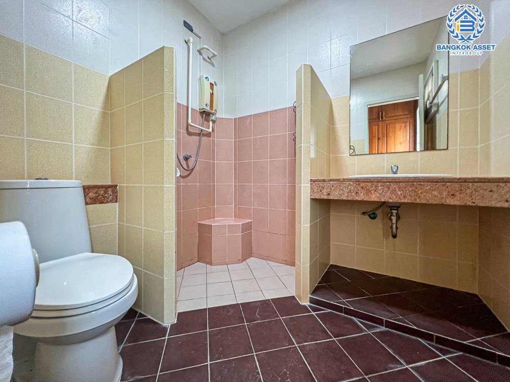 *****บ้านเดี่ยวมือสอง โครงการ เลคการ์เด้น ลากูน่า อ่อนนุช-สุวรรณภูมิ เนื้อที่กว้าง 72 ตร.ว. ฟังก์ชัน 4 ห้องนอน 4 ห้องน้ำ 2 ที่จอดรถ บ้านหลังใหญ่ในโซนใกล้เมือง สภาพบ้านเหมือนใหม่มาก บนทำเลเชื่อมต่อถนนอ่อนนุช, ถนนราษฎร์พัฒนา ใกล้ท่าอากาศยานสุวรรณภูมิ และทางพิเศษบูรพาวิถี