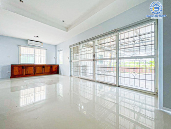 *****บ้านเดี่ยวมือสอง โครงการ เลคการ์เด้น ลากูน่า อ่อนนุช-สุวรรณภูมิ เนื้อที่กว้าง 72 ตร.ว. ฟังก์ชัน 4 ห้องนอน 4 ห้องน้ำ 2 ที่จอดรถ บ้านหลังใหญ่ในโซนใกล้เมือง สภาพบ้านเหมือนใหม่มาก บนทำเลเชื่อมต่อถนนอ่อนนุช, ถนนราษฎร์พัฒนา ใกล้ท่าอากาศยานสุวรรณภูมิ และทางพิเศษบูรพาวิถี