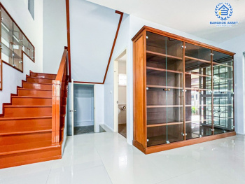 *****บ้านเดี่ยวมือสอง โครงการ เลคการ์เด้น ลากูน่า อ่อนนุช-สุวรรณภูมิ เนื้อที่กว้าง 72 ตร.ว. ฟังก์ชัน 4 ห้องนอน 4 ห้องน้ำ 2 ที่จอดรถ บ้านหลังใหญ่ในโซนใกล้เมือง สภาพบ้านเหมือนใหม่มาก บนทำเลเชื่อมต่อถนนอ่อนนุช, ถนนราษฎร์พัฒนา ใกล้ท่าอากาศยานสุวรรณภูมิ และทางพิเศษบูรพาวิถี