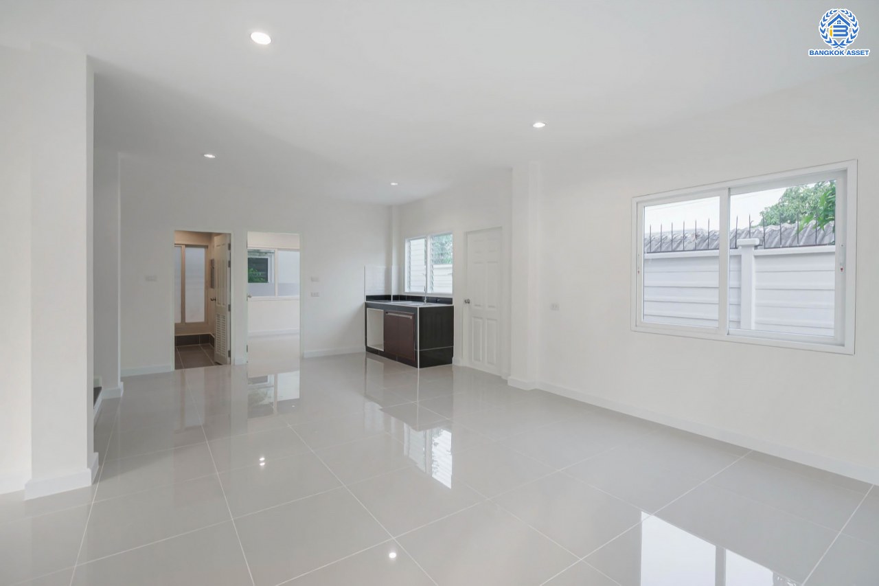 บ้านมือสองตกแต่งใหม่ โครงการ เดอะลิฟวิ่ง2 บ้านกล้วย-ไทรน้อย เนื้อที่ถึง 60 ตร.ว. ฟังก์ชั่น 4 ห้องนอน 3 ห้องน้ำ จอดรถได้ 2 คัน ให้ความเป็นส่วนตัวด้วยบรรยากาศหน้าสวน บนทำเลคุณภาพ! ติดถนนใหญ่ เดินทางสะดวกใกล้ถนนกาญจนาภิเษก ใกล้เซ็นทรัลเวสต์เกต และรถไฟฟ้าสายสีม่วง "สถานีคลองบางไผ่"