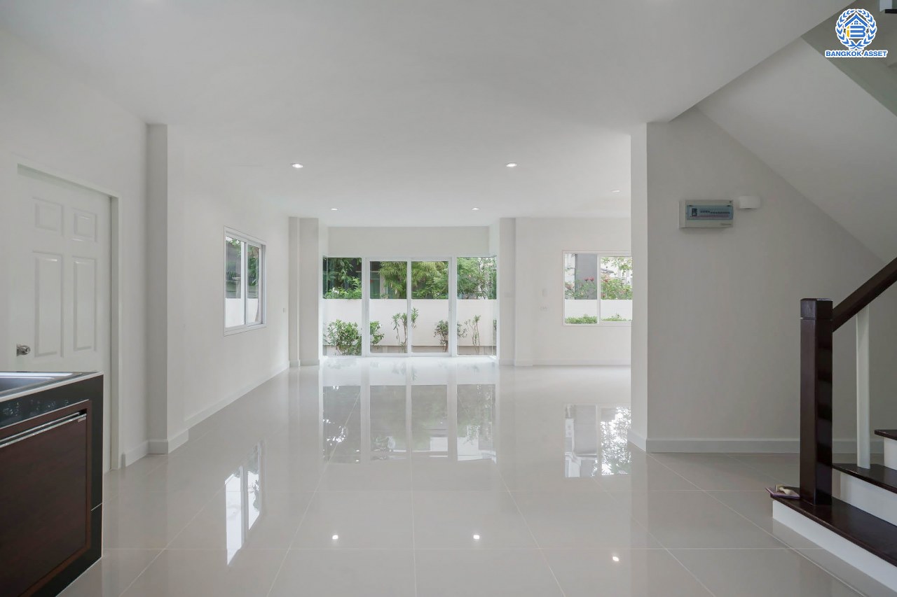 บ้านมือสองตกแต่งใหม่ โครงการ เดอะลิฟวิ่ง2 บ้านกล้วย-ไทรน้อย เนื้อที่ถึง 60 ตร.ว. ฟังก์ชั่น 4 ห้องนอน 3 ห้องน้ำ จอดรถได้ 2 คัน ให้ความเป็นส่วนตัวด้วยบรรยากาศหน้าสวน บนทำเลคุณภาพ! ติดถนนใหญ่ เดินทางสะดวกใกล้ถนนกาญจนาภิเษก ใกล้เซ็นทรัลเวสต์เกต และรถไฟฟ้าสายสีม่วง "สถานีคลองบางไผ่"