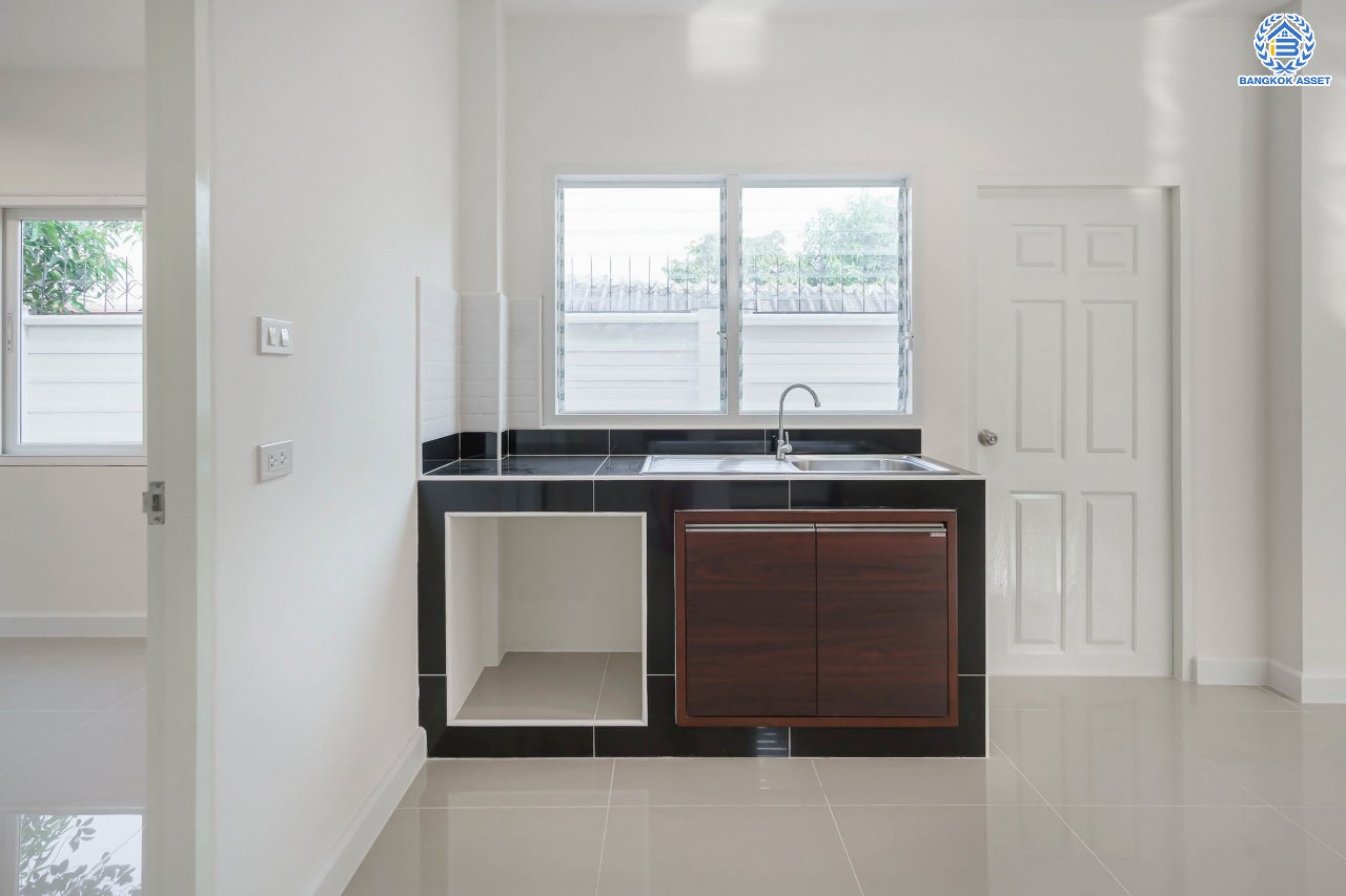 บ้านมือสองตกแต่งใหม่ โครงการ เดอะลิฟวิ่ง2 บ้านกล้วย-ไทรน้อย เนื้อที่ถึง 60 ตร.ว. ฟังก์ชั่น 4 ห้องนอน 3 ห้องน้ำ จอดรถได้ 2 คัน ให้ความเป็นส่วนตัวด้วยบรรยากาศหน้าสวน บนทำเลคุณภาพ! ติดถนนใหญ่ เดินทางสะดวกใกล้ถนนกาญจนาภิเษก ใกล้เซ็นทรัลเวสต์เกต และรถไฟฟ้าสายสีม่วง "สถานีคลองบางไผ่"