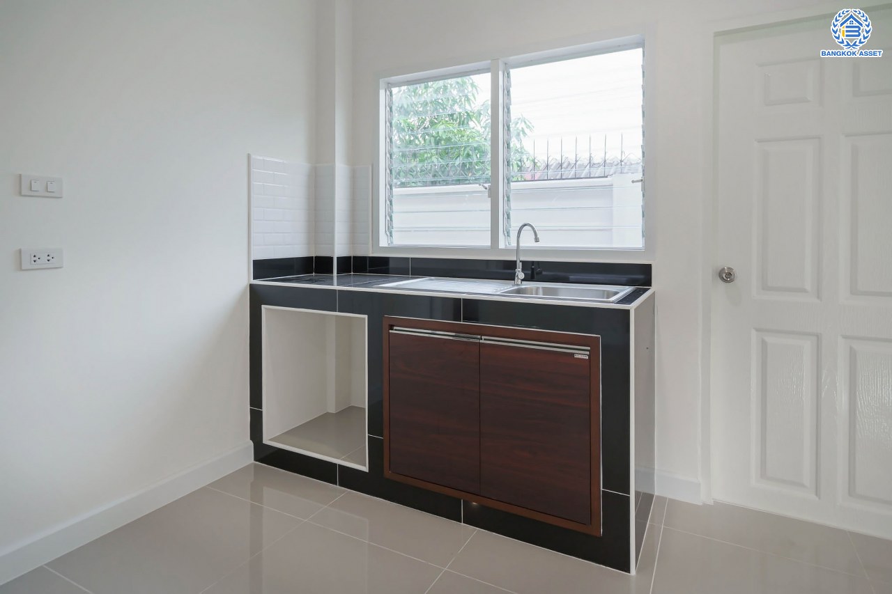 บ้านมือสองตกแต่งใหม่ โครงการ เดอะลิฟวิ่ง2 บ้านกล้วย-ไทรน้อย เนื้อที่ถึง 60 ตร.ว. ฟังก์ชั่น 4 ห้องนอน 3 ห้องน้ำ จอดรถได้ 2 คัน ให้ความเป็นส่วนตัวด้วยบรรยากาศหน้าสวน บนทำเลคุณภาพ! ติดถนนใหญ่ เดินทางสะดวกใกล้ถนนกาญจนาภิเษก ใกล้เซ็นทรัลเวสต์เกต และรถไฟฟ้าสายสีม่วง "สถานีคลองบางไผ่"