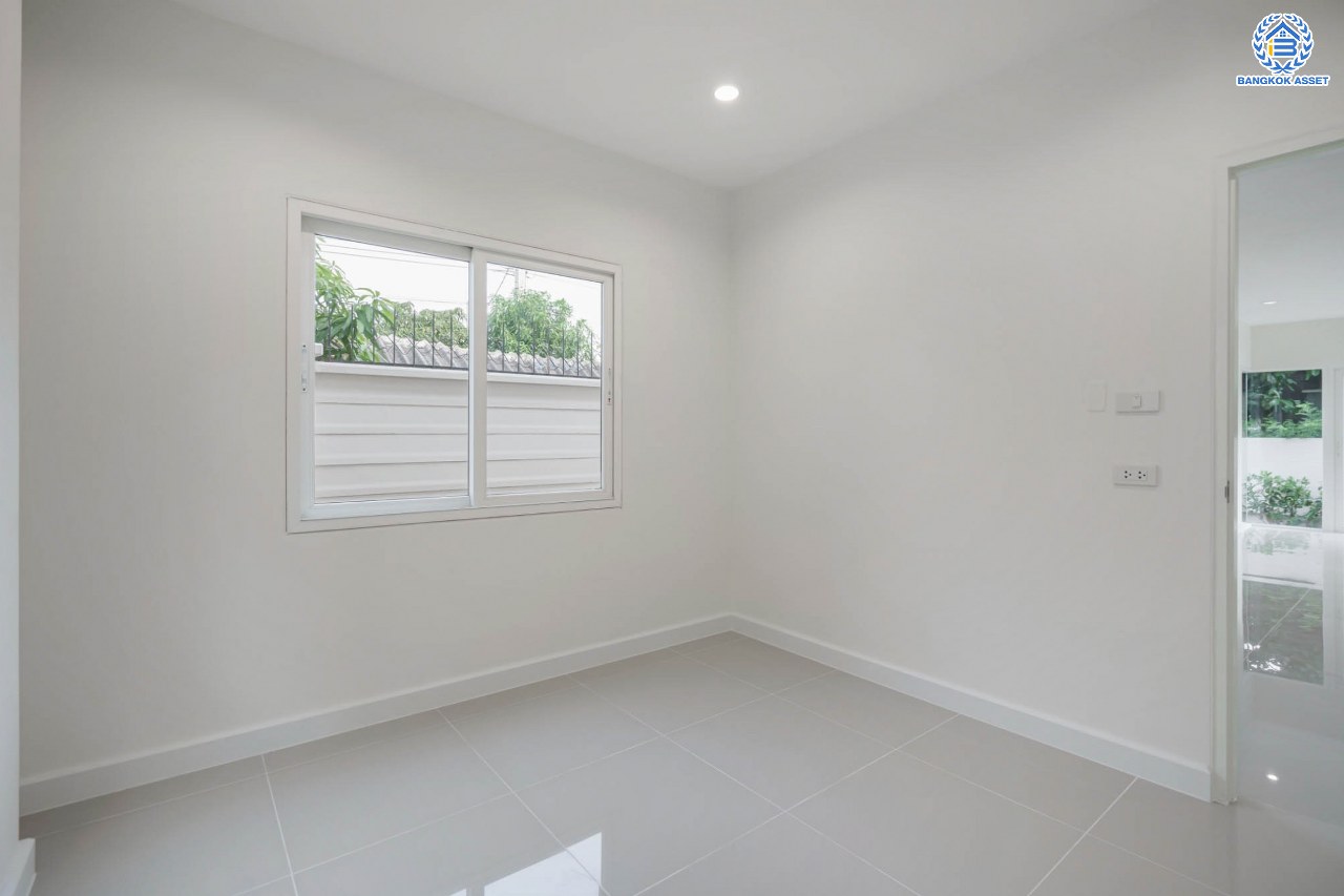 บ้านมือสองตกแต่งใหม่ โครงการ เดอะลิฟวิ่ง2 บ้านกล้วย-ไทรน้อย เนื้อที่ถึง 60 ตร.ว. ฟังก์ชั่น 4 ห้องนอน 3 ห้องน้ำ จอดรถได้ 2 คัน ให้ความเป็นส่วนตัวด้วยบรรยากาศหน้าสวน บนทำเลคุณภาพ! ติดถนนใหญ่ เดินทางสะดวกใกล้ถนนกาญจนาภิเษก ใกล้เซ็นทรัลเวสต์เกต และรถไฟฟ้าสายสีม่วง "สถานีคลองบางไผ่"