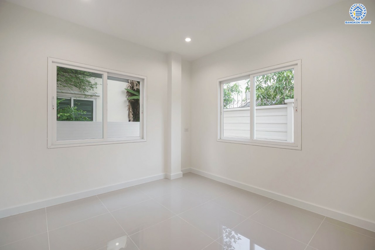 บ้านมือสองตกแต่งใหม่ โครงการ เดอะลิฟวิ่ง2 บ้านกล้วย-ไทรน้อย เนื้อที่ถึง 60 ตร.ว. ฟังก์ชั่น 4 ห้องนอน 3 ห้องน้ำ จอดรถได้ 2 คัน ให้ความเป็นส่วนตัวด้วยบรรยากาศหน้าสวน บนทำเลคุณภาพ! ติดถนนใหญ่ เดินทางสะดวกใกล้ถนนกาญจนาภิเษก ใกล้เซ็นทรัลเวสต์เกต และรถไฟฟ้าสายสีม่วง "สถานีคลองบางไผ่"