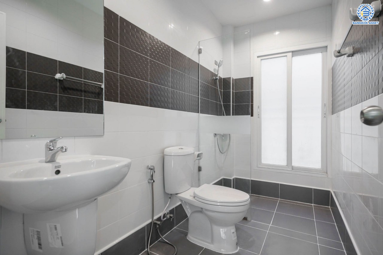 บ้านมือสองตกแต่งใหม่ โครงการ เดอะลิฟวิ่ง2 บ้านกล้วย-ไทรน้อย เนื้อที่ถึง 60 ตร.ว. ฟังก์ชั่น 4 ห้องนอน 3 ห้องน้ำ จอดรถได้ 2 คัน ให้ความเป็นส่วนตัวด้วยบรรยากาศหน้าสวน บนทำเลคุณภาพ! ติดถนนใหญ่ เดินทางสะดวกใกล้ถนนกาญจนาภิเษก ใกล้เซ็นทรัลเวสต์เกต และรถไฟฟ้าสายสีม่วง "สถานีคลองบางไผ่"