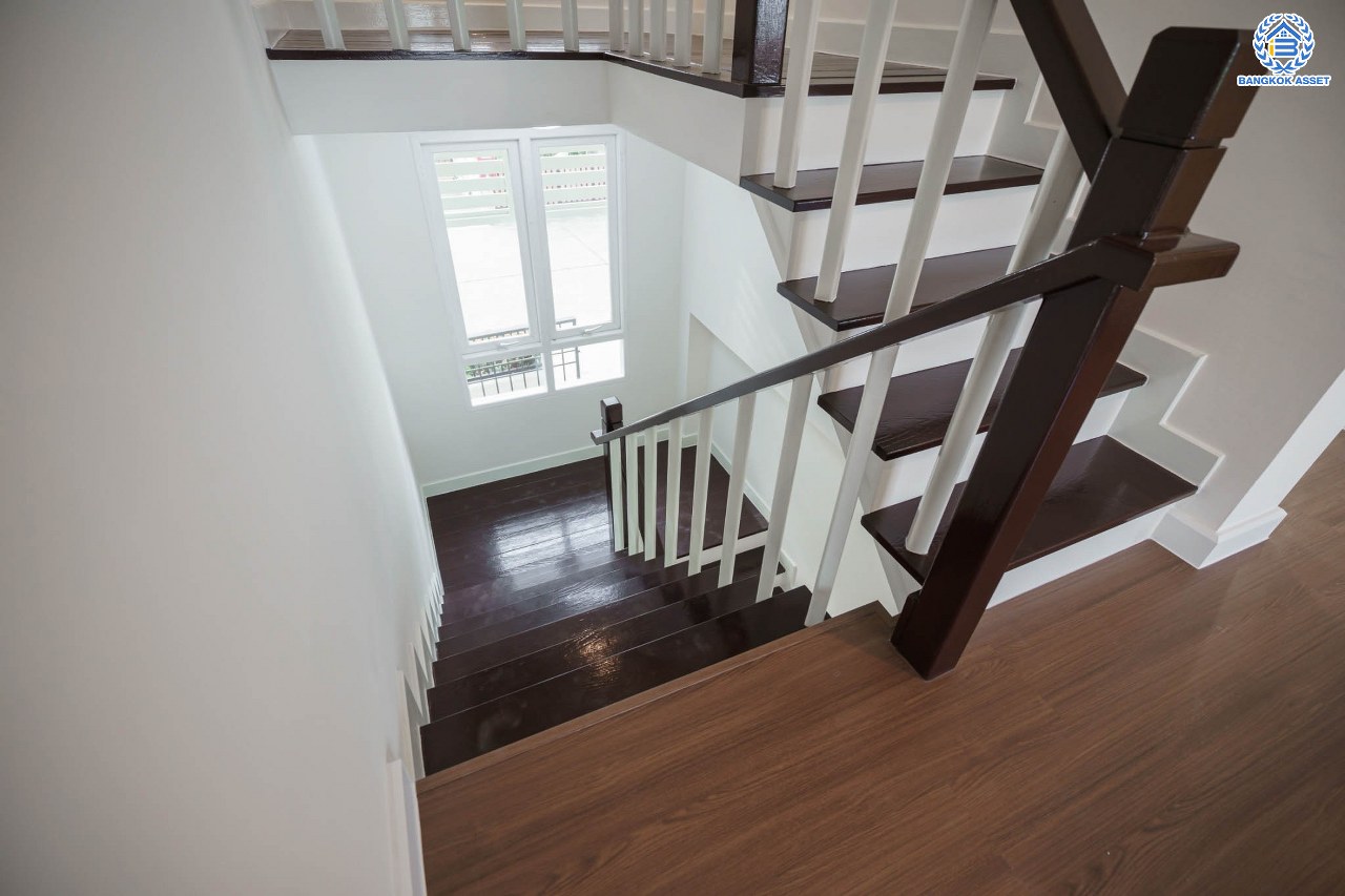 บ้านมือสองตกแต่งใหม่ โครงการ เดอะลิฟวิ่ง2 บ้านกล้วย-ไทรน้อย เนื้อที่ถึง 60 ตร.ว. ฟังก์ชั่น 4 ห้องนอน 3 ห้องน้ำ จอดรถได้ 2 คัน ให้ความเป็นส่วนตัวด้วยบรรยากาศหน้าสวน บนทำเลคุณภาพ! ติดถนนใหญ่ เดินทางสะดวกใกล้ถนนกาญจนาภิเษก ใกล้เซ็นทรัลเวสต์เกต และรถไฟฟ้าสายสีม่วง "สถานีคลองบางไผ่"