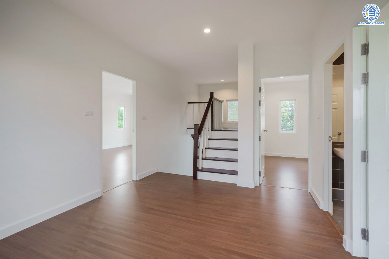 บ้านมือสองตกแต่งใหม่ โครงการ เดอะลิฟวิ่ง2 บ้านกล้วย-ไทรน้อย เนื้อที่ถึง 60 ตร.ว. ฟังก์ชั่น 4 ห้องนอน 3 ห้องน้ำ จอดรถได้ 2 คัน ให้ความเป็นส่วนตัวด้วยบรรยากาศหน้าสวน บนทำเลคุณภาพ! ติดถนนใหญ่ เดินทางสะดวกใกล้ถนนกาญจนาภิเษก ใกล้เซ็นทรัลเวสต์เกต และรถไฟฟ้าสายสีม่วง "สถานีคลองบางไผ่"