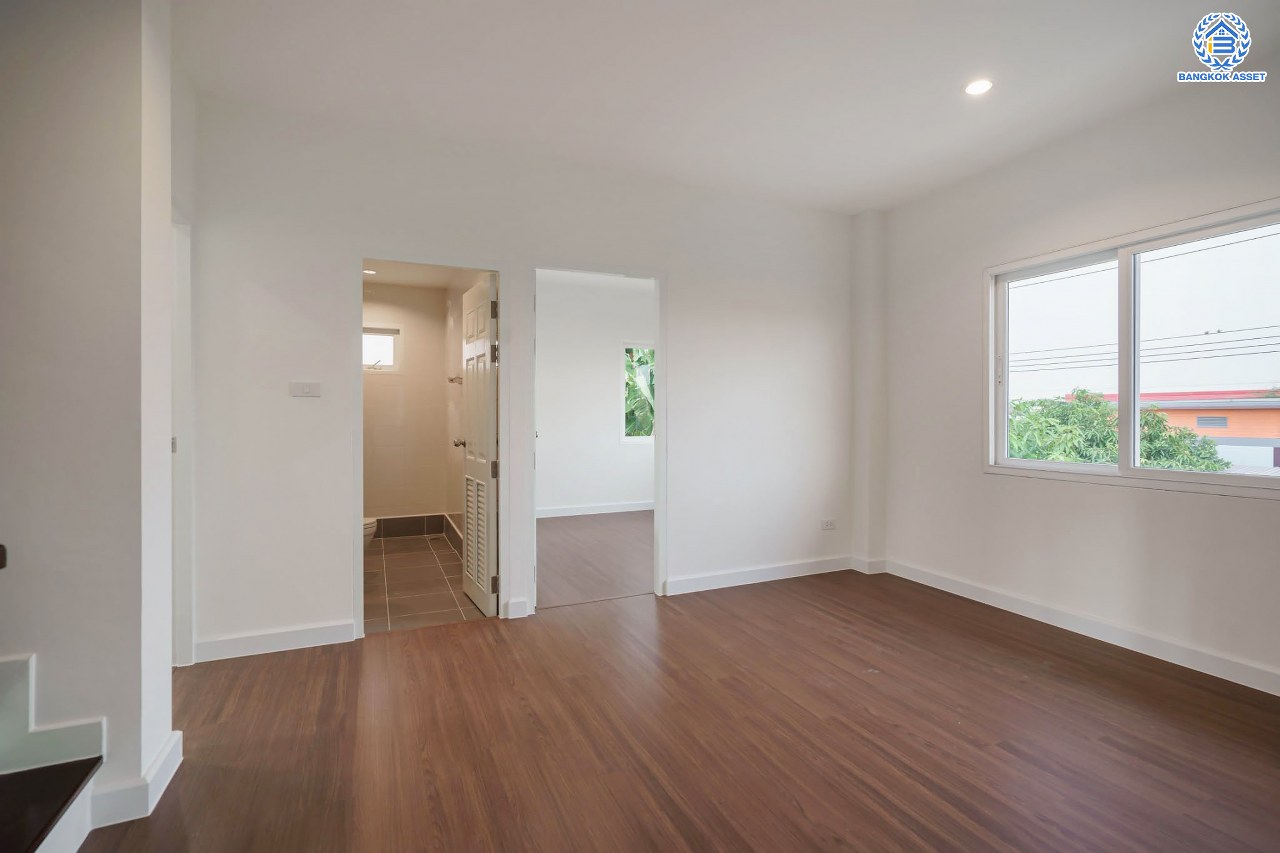 บ้านมือสองตกแต่งใหม่ โครงการ เดอะลิฟวิ่ง2 บ้านกล้วย-ไทรน้อย เนื้อที่ถึง 60 ตร.ว. ฟังก์ชั่น 4 ห้องนอน 3 ห้องน้ำ จอดรถได้ 2 คัน ให้ความเป็นส่วนตัวด้วยบรรยากาศหน้าสวน บนทำเลคุณภาพ! ติดถนนใหญ่ เดินทางสะดวกใกล้ถนนกาญจนาภิเษก ใกล้เซ็นทรัลเวสต์เกต และรถไฟฟ้าสายสีม่วง "สถานีคลองบางไผ่"