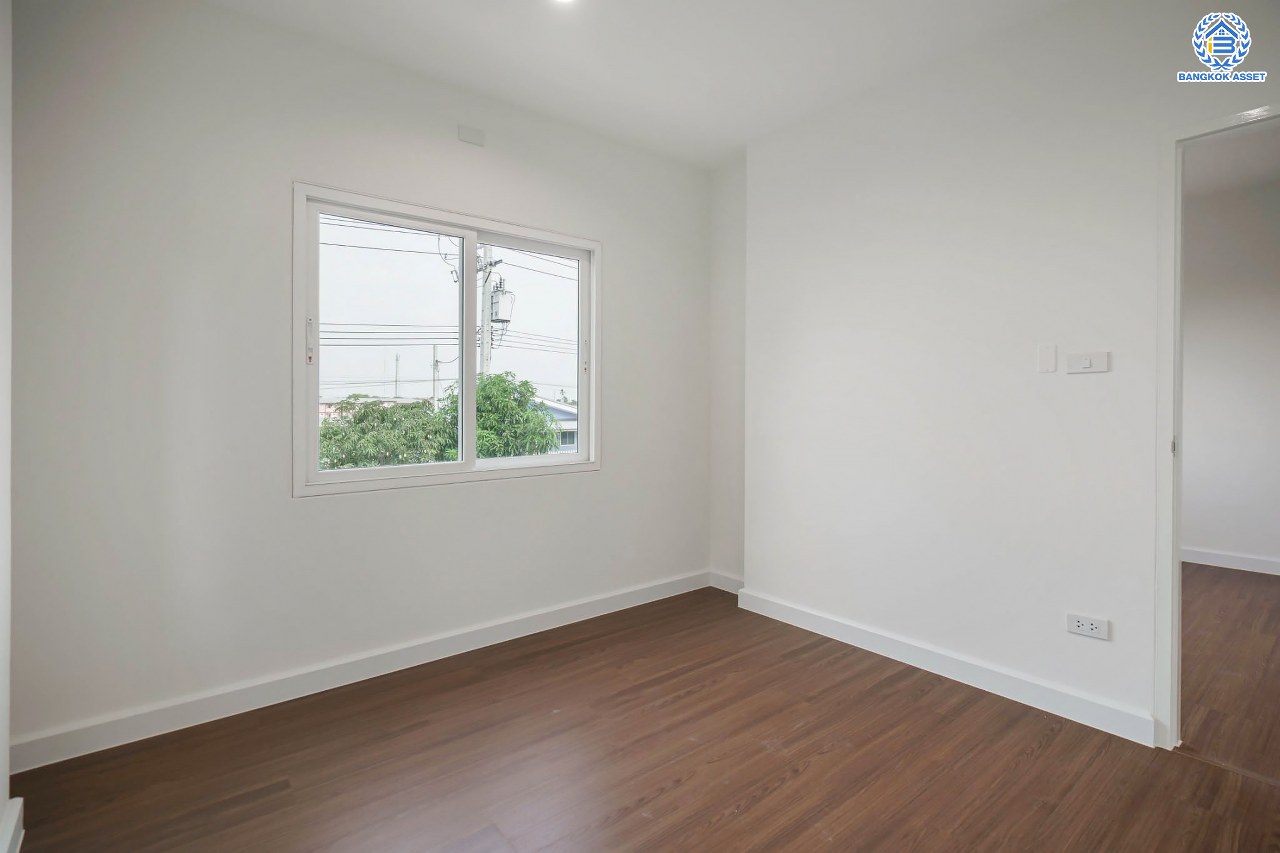 บ้านมือสองตกแต่งใหม่ โครงการ เดอะลิฟวิ่ง2 บ้านกล้วย-ไทรน้อย เนื้อที่ถึง 60 ตร.ว. ฟังก์ชั่น 4 ห้องนอน 3 ห้องน้ำ จอดรถได้ 2 คัน ให้ความเป็นส่วนตัวด้วยบรรยากาศหน้าสวน บนทำเลคุณภาพ! ติดถนนใหญ่ เดินทางสะดวกใกล้ถนนกาญจนาภิเษก ใกล้เซ็นทรัลเวสต์เกต และรถไฟฟ้าสายสีม่วง "สถานีคลองบางไผ่"