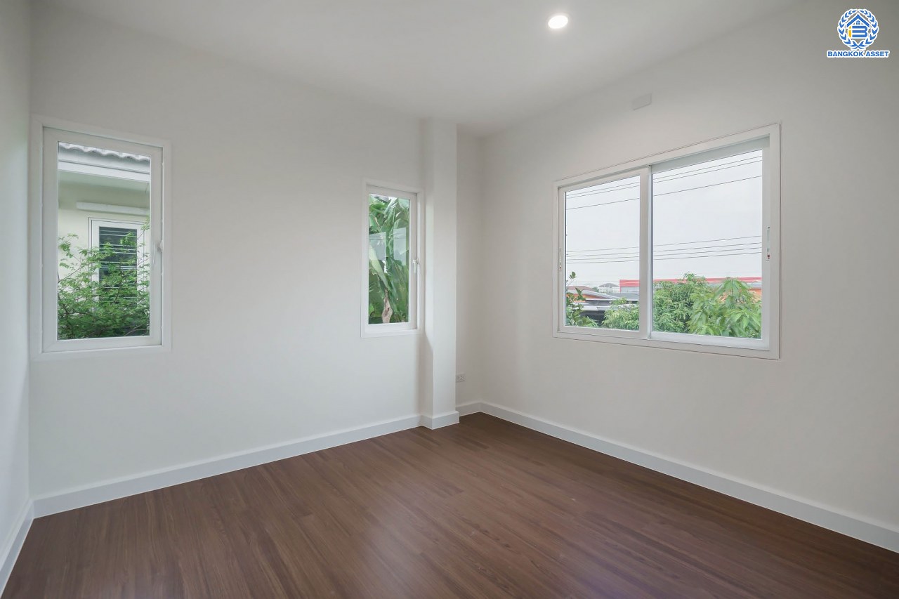 บ้านมือสองตกแต่งใหม่ โครงการ เดอะลิฟวิ่ง2 บ้านกล้วย-ไทรน้อย เนื้อที่ถึง 60 ตร.ว. ฟังก์ชั่น 4 ห้องนอน 3 ห้องน้ำ จอดรถได้ 2 คัน ให้ความเป็นส่วนตัวด้วยบรรยากาศหน้าสวน บนทำเลคุณภาพ! ติดถนนใหญ่ เดินทางสะดวกใกล้ถนนกาญจนาภิเษก ใกล้เซ็นทรัลเวสต์เกต และรถไฟฟ้าสายสีม่วง "สถานีคลองบางไผ่"