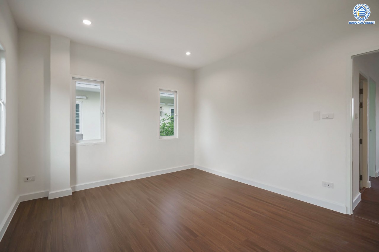 บ้านมือสองตกแต่งใหม่ โครงการ เดอะลิฟวิ่ง2 บ้านกล้วย-ไทรน้อย เนื้อที่ถึง 60 ตร.ว. ฟังก์ชั่น 4 ห้องนอน 3 ห้องน้ำ จอดรถได้ 2 คัน ให้ความเป็นส่วนตัวด้วยบรรยากาศหน้าสวน บนทำเลคุณภาพ! ติดถนนใหญ่ เดินทางสะดวกใกล้ถนนกาญจนาภิเษก ใกล้เซ็นทรัลเวสต์เกต และรถไฟฟ้าสายสีม่วง "สถานีคลองบางไผ่"