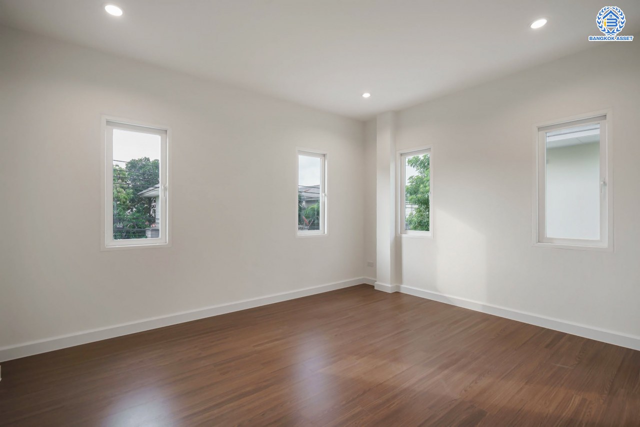 บ้านมือสองตกแต่งใหม่ โครงการ เดอะลิฟวิ่ง2 บ้านกล้วย-ไทรน้อย เนื้อที่ถึง 60 ตร.ว. ฟังก์ชั่น 4 ห้องนอน 3 ห้องน้ำ จอดรถได้ 2 คัน ให้ความเป็นส่วนตัวด้วยบรรยากาศหน้าสวน บนทำเลคุณภาพ! ติดถนนใหญ่ เดินทางสะดวกใกล้ถนนกาญจนาภิเษก ใกล้เซ็นทรัลเวสต์เกต และรถไฟฟ้าสายสีม่วง "สถานีคลองบางไผ่"