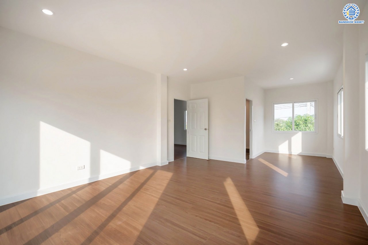 บ้านมือสองตกแต่งใหม่ โครงการ เดอะลิฟวิ่ง2 บ้านกล้วย-ไทรน้อย เนื้อที่ถึง 60 ตร.ว. ฟังก์ชั่น 4 ห้องนอน 3 ห้องน้ำ จอดรถได้ 2 คัน ให้ความเป็นส่วนตัวด้วยบรรยากาศหน้าสวน บนทำเลคุณภาพ! ติดถนนใหญ่ เดินทางสะดวกใกล้ถนนกาญจนาภิเษก ใกล้เซ็นทรัลเวสต์เกต และรถไฟฟ้าสายสีม่วง "สถานีคลองบางไผ่"