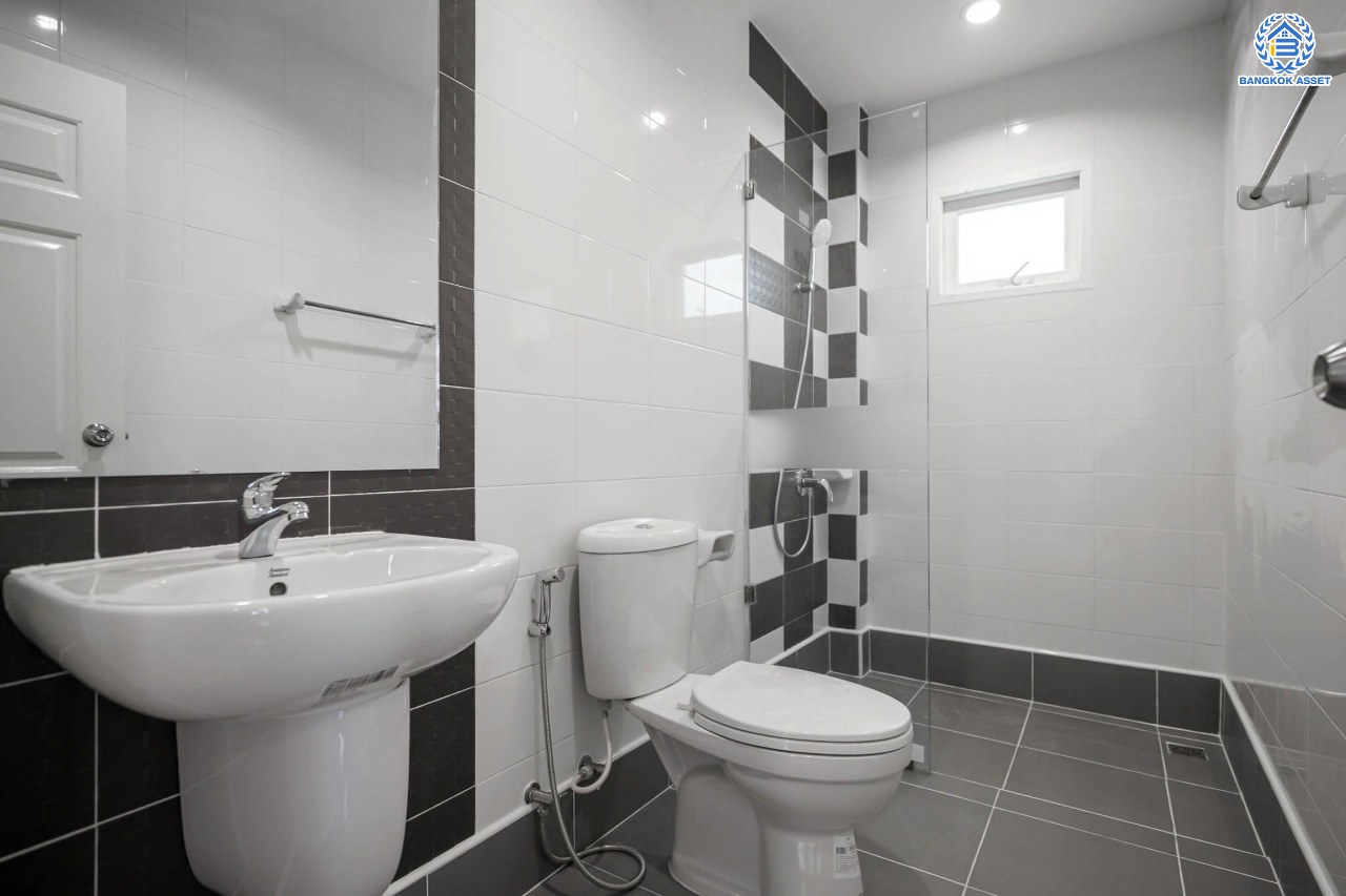 บ้านมือสองตกแต่งใหม่ โครงการ เดอะลิฟวิ่ง2 บ้านกล้วย-ไทรน้อย เนื้อที่ถึง 60 ตร.ว. ฟังก์ชั่น 4 ห้องนอน 3 ห้องน้ำ จอดรถได้ 2 คัน ให้ความเป็นส่วนตัวด้วยบรรยากาศหน้าสวน บนทำเลคุณภาพ! ติดถนนใหญ่ เดินทางสะดวกใกล้ถนนกาญจนาภิเษก ใกล้เซ็นทรัลเวสต์เกต และรถไฟฟ้าสายสีม่วง "สถานีคลองบางไผ่"