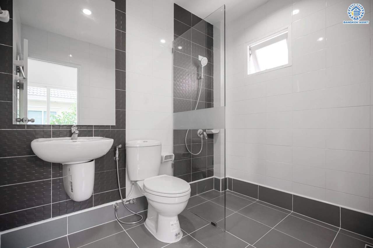 บ้านมือสองตกแต่งใหม่ โครงการ เดอะลิฟวิ่ง2 บ้านกล้วย-ไทรน้อย เนื้อที่ถึง 60 ตร.ว. ฟังก์ชั่น 4 ห้องนอน 3 ห้องน้ำ จอดรถได้ 2 คัน ให้ความเป็นส่วนตัวด้วยบรรยากาศหน้าสวน บนทำเลคุณภาพ! ติดถนนใหญ่ เดินทางสะดวกใกล้ถนนกาญจนาภิเษก ใกล้เซ็นทรัลเวสต์เกต และรถไฟฟ้าสายสีม่วง "สถานีคลองบางไผ่"