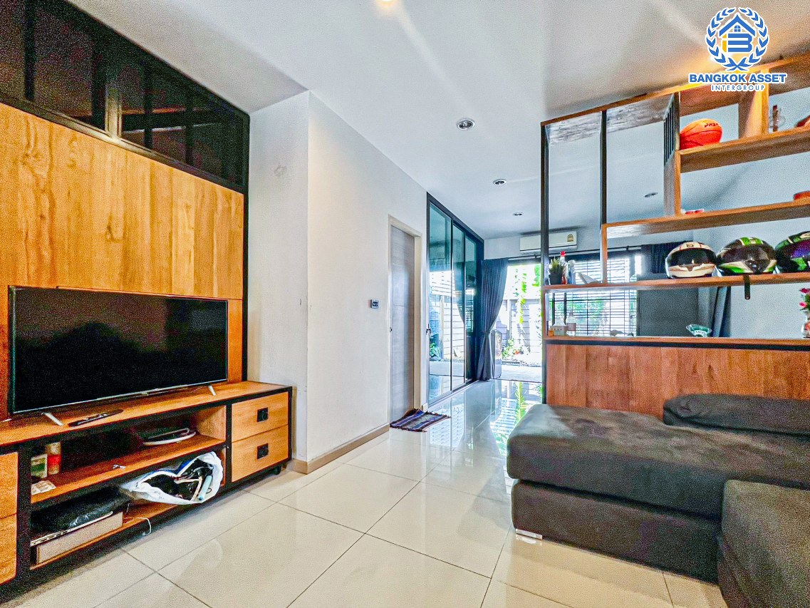 *****ทาวน์โฮม 3 ชั้นมือสองนนทบุรี โครงการ เฮ้าส์นิช แจ้งวัฒนะ หลังมุม! เนื้อที่กว้างขวางเกือบ 34 ตร.ว. ฟังก์ชัน 4 ห้องนอน 3 ห้องน้ำ 2 ที่จอดรถ บ้านสภาพใหม่ ตกแต่งสวย แถมฟรี! 4 เครื่องปรับอากาศ บนทำเลดี ใกล้รถไฟฟ้าสายสีชมพู "สถานีแจ้งวัฒนะ-ปากเกร็ด 28" และทางด่วน "บางโคล่-แจ้งวัฒนะ"