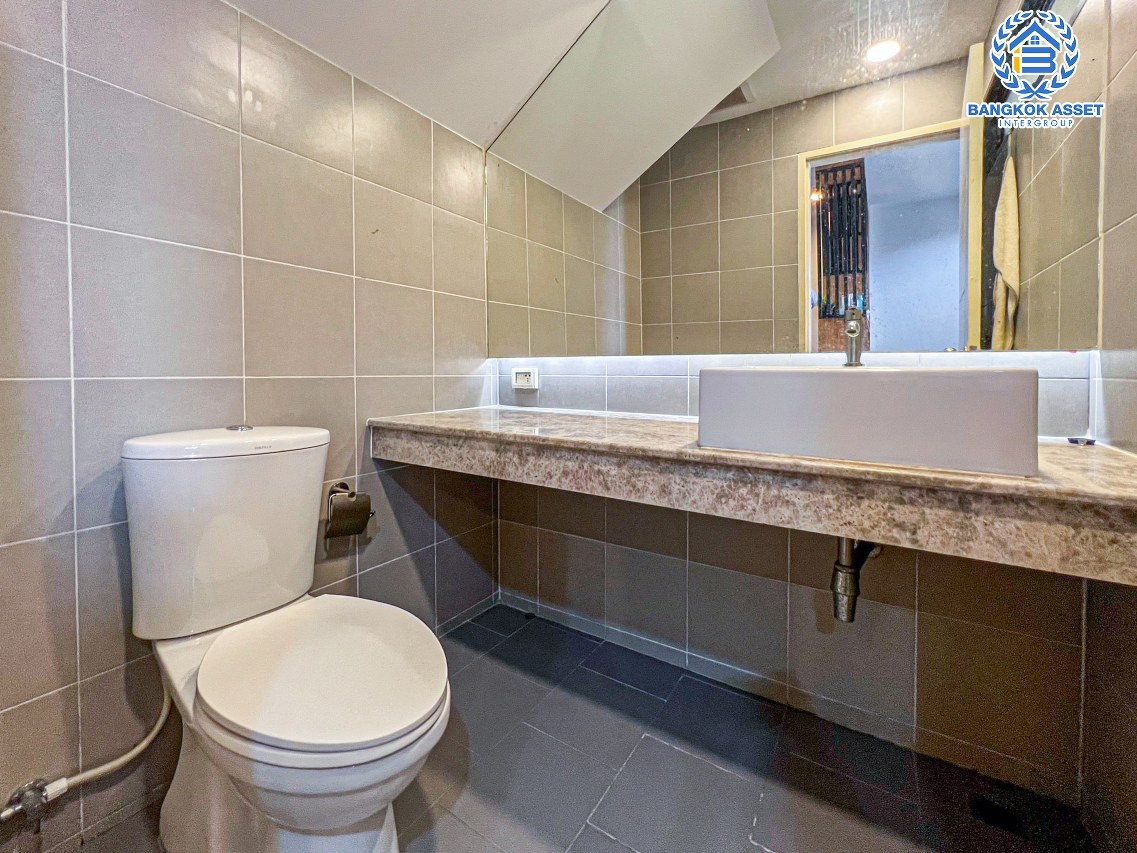 *****ทาวน์โฮม 3 ชั้นมือสองนนทบุรี โครงการ เฮ้าส์นิช แจ้งวัฒนะ หลังมุม! เนื้อที่กว้างขวางเกือบ 34 ตร.ว. ฟังก์ชัน 4 ห้องนอน 3 ห้องน้ำ 2 ที่จอดรถ บ้านสภาพใหม่ ตกแต่งสวย แถมฟรี! 4 เครื่องปรับอากาศ บนทำเลดี ใกล้รถไฟฟ้าสายสีชมพู "สถานีแจ้งวัฒนะ-ปากเกร็ด 28" และทางด่วน "บางโคล่-แจ้งวัฒนะ"