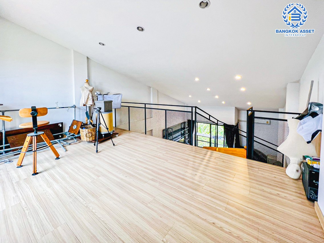 *****ทาวน์โฮม 3 ชั้นมือสองนนทบุรี โครงการ เฮ้าส์นิช แจ้งวัฒนะ หลังมุม! เนื้อที่กว้างขวางเกือบ 34 ตร.ว. ฟังก์ชัน 4 ห้องนอน 3 ห้องน้ำ 2 ที่จอดรถ บ้านสภาพใหม่ ตกแต่งสวย แถมฟรี! 4 เครื่องปรับอากาศ บนทำเลดี ใกล้รถไฟฟ้าสายสีชมพู "สถานีแจ้งวัฒนะ-ปากเกร็ด 28" และทางด่วน "บางโคล่-แจ้งวัฒนะ"