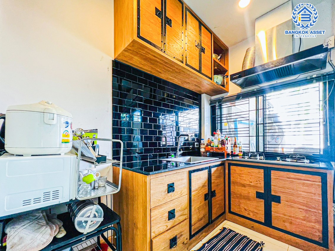 *****ทาวน์โฮม 3 ชั้นมือสองนนทบุรี โครงการ เฮ้าส์นิช แจ้งวัฒนะ หลังมุม! เนื้อที่กว้างขวางเกือบ 34 ตร.ว. ฟังก์ชัน 4 ห้องนอน 3 ห้องน้ำ 2 ที่จอดรถ บ้านสภาพใหม่ ตกแต่งสวย แถมฟรี! 4 เครื่องปรับอากาศ บนทำเลดี ใกล้รถไฟฟ้าสายสีชมพู "สถานีแจ้งวัฒนะ-ปากเกร็ด 28" และทางด่วน "บางโคล่-แจ้งวัฒนะ"