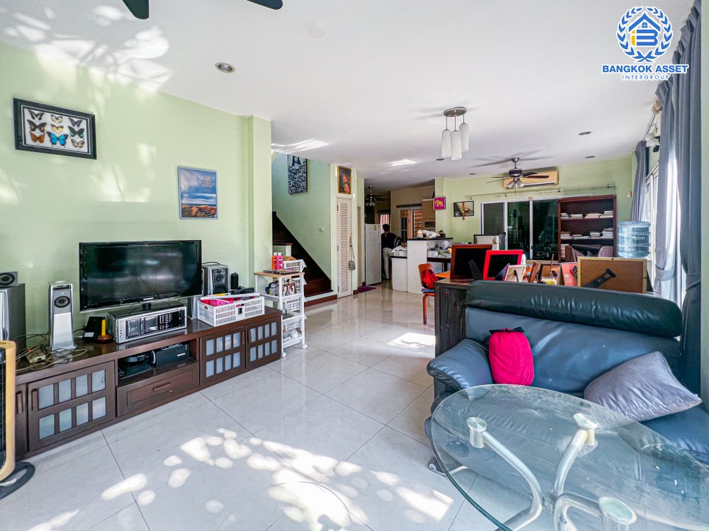 *****บ้านเดี่ยวมือสอง โครงการ บ้านสวนผึ้ง รามอินทรา65 เนื้อที่ 61.90 ตร.ว. ฟังก์ชัน 3 ห้องนอน 3 ห้องน้ำ 2 ที่จอดรถ ภายในกว้างขวาง ทำเลเดินทางสะดวก เชื่อมต่อถนนลำลูกกา ถนนรามอินทรา ถนนเกษตร-นวมินทร์ ใกล้รถไฟฟ้าสายสีชมพู "สถานีรามอินทรา40" และจุดขึ้นทางด่วน "ฉลองรัช"