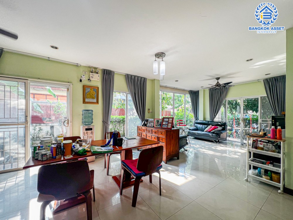 *****บ้านเดี่ยวมือสอง โครงการ บ้านสวนผึ้ง รามอินทรา65 เนื้อที่ 61.90 ตร.ว. ฟังก์ชัน 3 ห้องนอน 3 ห้องน้ำ 2 ที่จอดรถ ภายในกว้างขวาง ทำเลเดินทางสะดวก เชื่อมต่อถนนลำลูกกา ถนนรามอินทรา ถนนเกษตร-นวมินทร์ ใกล้รถไฟฟ้าสายสีชมพู "สถานีรามอินทรา40" และจุดขึ้นทางด่วน "ฉลองรัช"