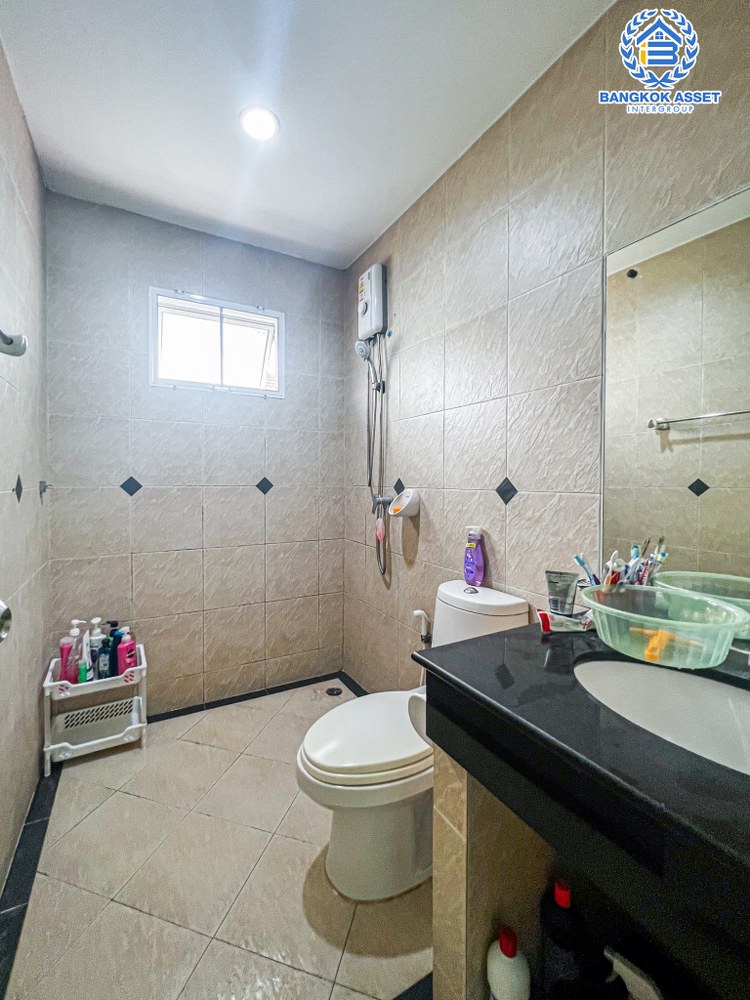 *****บ้านเดี่ยวมือสอง โครงการ บ้านสวนผึ้ง รามอินทรา65 เนื้อที่ 61.90 ตร.ว. ฟังก์ชัน 3 ห้องนอน 3 ห้องน้ำ 2 ที่จอดรถ ภายในกว้างขวาง ทำเลเดินทางสะดวก เชื่อมต่อถนนลำลูกกา ถนนรามอินทรา ถนนเกษตร-นวมินทร์ ใกล้รถไฟฟ้าสายสีชมพู "สถานีรามอินทรา40" และจุดขึ้นทางด่วน "ฉลองรัช"