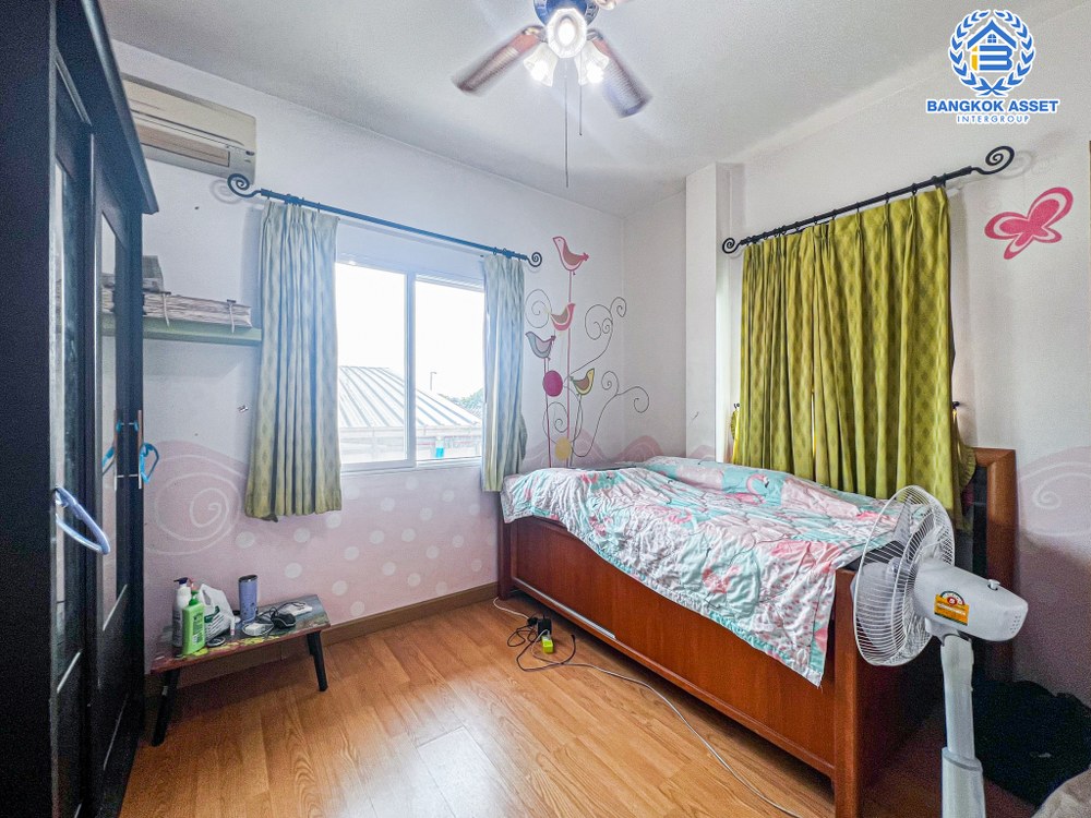 *****บ้านเดี่ยวมือสอง โครงการ บ้านสวนผึ้ง รามอินทรา65 เนื้อที่ 61.90 ตร.ว. ฟังก์ชัน 3 ห้องนอน 3 ห้องน้ำ 2 ที่จอดรถ ภายในกว้างขวาง ทำเลเดินทางสะดวก เชื่อมต่อถนนลำลูกกา ถนนรามอินทรา ถนนเกษตร-นวมินทร์ ใกล้รถไฟฟ้าสายสีชมพู "สถานีรามอินทรา40" และจุดขึ้นทางด่วน "ฉลองรัช"