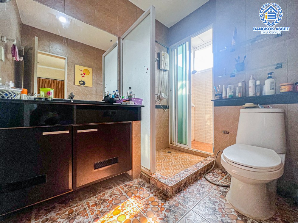 *****บ้านเดี่ยวมือสอง โครงการ บ้านสวนผึ้ง รามอินทรา65 เนื้อที่ 61.90 ตร.ว. ฟังก์ชัน 3 ห้องนอน 3 ห้องน้ำ 2 ที่จอดรถ ภายในกว้างขวาง ทำเลเดินทางสะดวก เชื่อมต่อถนนลำลูกกา ถนนรามอินทรา ถนนเกษตร-นวมินทร์ ใกล้รถไฟฟ้าสายสีชมพู "สถานีรามอินทรา40" และจุดขึ้นทางด่วน "ฉลองรัช"