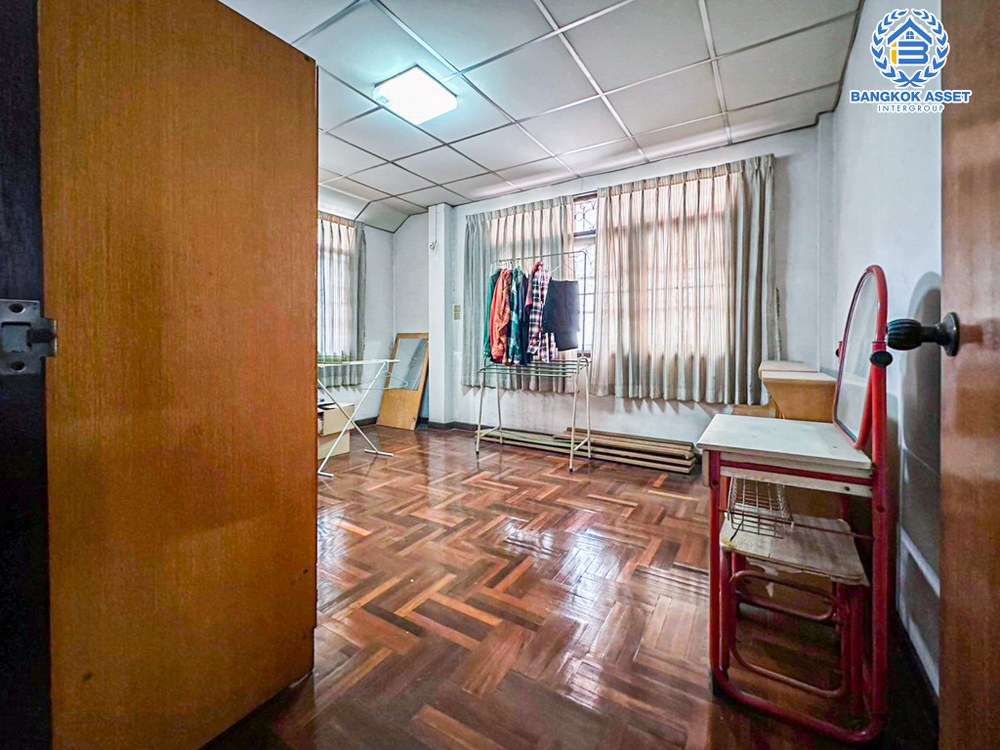 *****บ้านเดี่ยวมือสอง ซอยณรงค์กิจ รามอินทรา39 เนื้อที่ 63 ตร.ว. ฟังก์ชัน 4 ห้องนอน 3 ห้องน้ำ 4 ที่จอดรถ ภายในสภาพดีมาก พื้นที่รอบบ้านกว้างขวาง บนทำเลเดินทางสะดวก เชื่อมต่อถนนรามอินทรา ถนนสุขาภิบาล5 ถนนวัชรพล ใกล้รถไฟฟ้าสายสีชมพู "สถานีรามอินทรา กม.4"