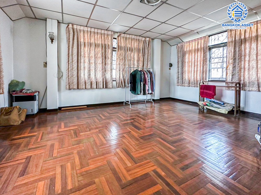 *****บ้านเดี่ยวมือสอง ซอยณรงค์กิจ รามอินทรา39 เนื้อที่ 63 ตร.ว. ฟังก์ชัน 4 ห้องนอน 3 ห้องน้ำ 4 ที่จอดรถ ภายในสภาพดีมาก พื้นที่รอบบ้านกว้างขวาง บนทำเลเดินทางสะดวก เชื่อมต่อถนนรามอินทรา ถนนสุขาภิบาล5 ถนนวัชรพล ใกล้รถไฟฟ้าสายสีชมพู "สถานีรามอินทรา กม.4"