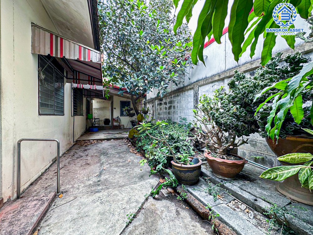 *****บ้านเดี่ยวมือสอง ซอยณรงค์กิจ รามอินทรา39 เนื้อที่ 63 ตร.ว. ฟังก์ชัน 4 ห้องนอน 3 ห้องน้ำ 4 ที่จอดรถ ภายในสภาพดีมาก พื้นที่รอบบ้านกว้างขวาง บนทำเลเดินทางสะดวก เชื่อมต่อถนนรามอินทรา ถนนสุขาภิบาล5 ถนนวัชรพล ใกล้รถไฟฟ้าสายสีชมพู "สถานีรามอินทรา กม.4"