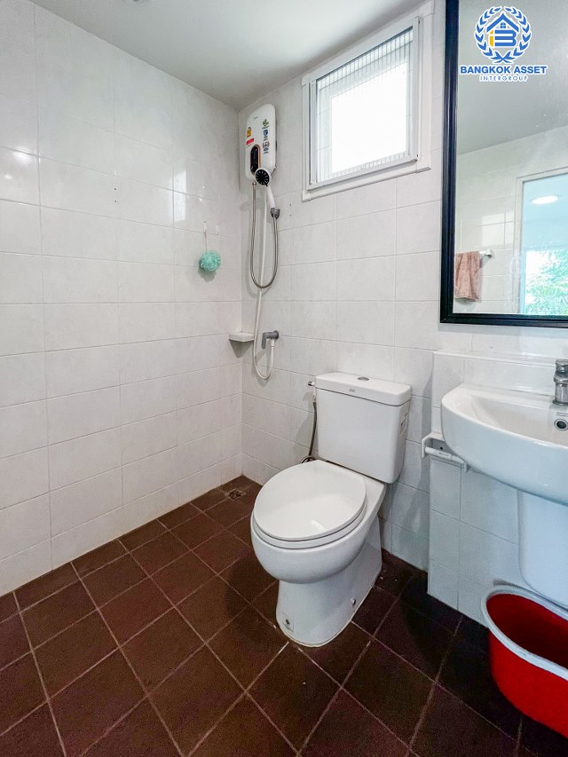 *****บ้านแฝดมือสองนนทบุรี โครงการ คุณาลัย คอร์ทยาร์ด บ้านกล้วย-ไทรน้อย เนื้อที่กว้างขวาง 47.3 ตร.ว. ฟังก์ชัน 3 ห้องนอน 3 ห้องน้ำ 2 ที่จอดรถ บ้านพร้อมอยู่ ต่อเติมโรงจอดรถแล้ว แถมฟรี! 4 เครื่องปรับอากาศ 3 เครื่องทำน้ำอุ่น บนทำเลแห่งการเดินทาง เชื่อมต่อถนนกาญจนาภิเษก ใกล้ทางด่วน "ศรีรัช"