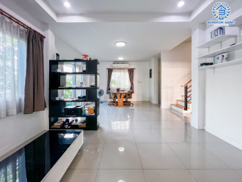 *****บ้านแฝดมือสองนนทบุรี โครงการ คุณาลัย คอร์ทยาร์ด บ้านกล้วย-ไทรน้อย เนื้อที่กว้างขวาง 47.3 ตร.ว. ฟังก์ชัน 3 ห้องนอน 3 ห้องน้ำ 2 ที่จอดรถ บ้านพร้อมอยู่ ต่อเติมโรงจอดรถแล้ว แถมฟรี! 4 เครื่องปรับอากาศ 3 เครื่องทำน้ำอุ่น บนทำเลแห่งการเดินทาง เชื่อมต่อถนนกาญจนาภิเษก ใกล้ทางด่วน "ศรีรัช"