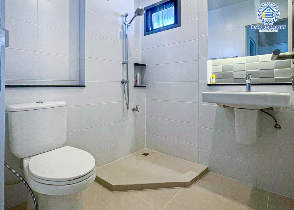 *****บ้านเดี่ยวมือสอง โครงการ สราญสิริ ชัยพฤกษ์-แจ้งวัฒนะ เนื้อที่ 50 ตร.ว. ฟังก์ชัน 4 ห้องนอน 3 ห้องน้ำ 2 ที่จอดรถ บ้านสภาพดี ขายพร้อมเฟอร์นิเจอร์บิ้วท์อิน บนทำเลเดินทางสะดวก ใกล้รถไฟฟ้าสายสีชมพู "สถานีห้าแยกปากเกร็ด" และทางพิเศษอุดรรัถยา