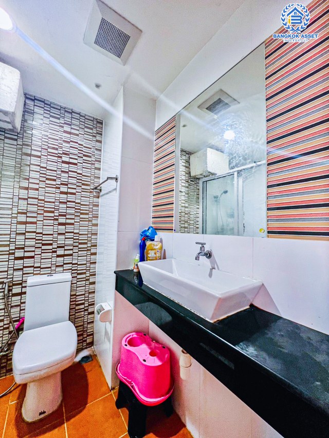 *****คอนโดมิเนียมมือสองนนทบุรี โครงการ เดอะคลิสตัล คอนโด ติวานนท์ เนื้อที่กว้าง 29.56 ตร.ว. ฟังก์ชัน 1 ห้องนอน 1 ห้องน้ำ 1 ที่จอดรถ ห้อง Studio กว้างขวาง บนทำเลเยี่ยมสุดๆ ถึงรถไฟฟ้าสายสีม่วง "สถานีศูนย์ราชการนนทบุรี" ได้ภายใน 5 นาทีเท่านั้น!! แถมราคาถูกสุดในย่าน