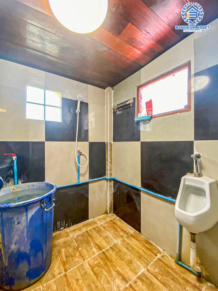 *****บ้านเดี่ยวมือสอง บ้านทรงไทย หนองดินแดง เนื้อที่กว้าง 252.10 ตร.ว. ฟังก์ชัน 5 ห้องนอน 5 ห้องน้ำ 8 ที่จอดรถ สไตล์ไทยแบบยกสูง งานไม้ทั้งหลัง บนพื้นที่กว้างขวาง ทำเลเดินทางเข้า-ออกในเมืองสะดวก เชื่อมต่อถนนเพชรเกษม ใกล้มหาวิทยาลัยศิลปากร