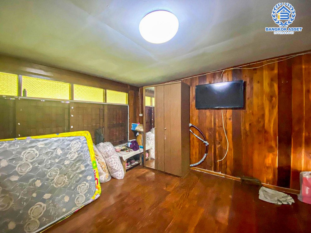 *****บ้านเดี่ยวมือสอง บ้านทรงไทย หนองดินแดง เนื้อที่กว้าง 252.10 ตร.ว. ฟังก์ชัน 5 ห้องนอน 5 ห้องน้ำ 8 ที่จอดรถ สไตล์ไทยแบบยกสูง งานไม้ทั้งหลัง บนพื้นที่กว้างขวาง ทำเลเดินทางเข้า-ออกในเมืองสะดวก เชื่อมต่อถนนเพชรเกษม ใกล้มหาวิทยาลัยศิลปากร