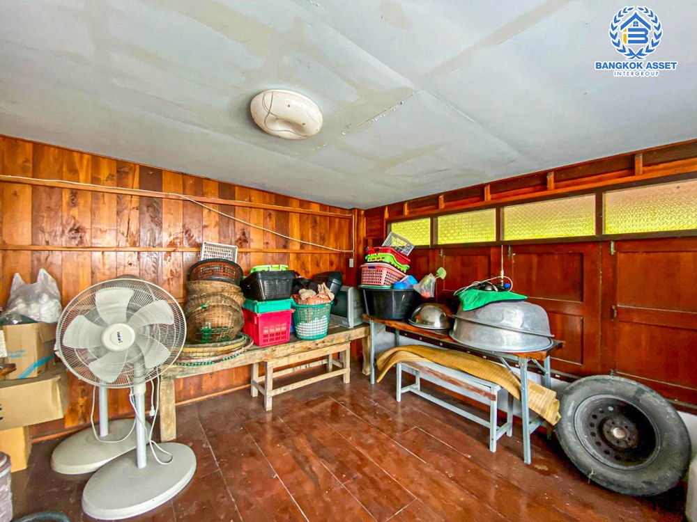 *****บ้านเดี่ยวมือสอง บ้านทรงไทย หนองดินแดง เนื้อที่กว้าง 252.10 ตร.ว. ฟังก์ชัน 5 ห้องนอน 5 ห้องน้ำ 8 ที่จอดรถ สไตล์ไทยแบบยกสูง งานไม้ทั้งหลัง บนพื้นที่กว้างขวาง ทำเลเดินทางเข้า-ออกในเมืองสะดวก เชื่อมต่อถนนเพชรเกษม ใกล้มหาวิทยาลัยศิลปากร