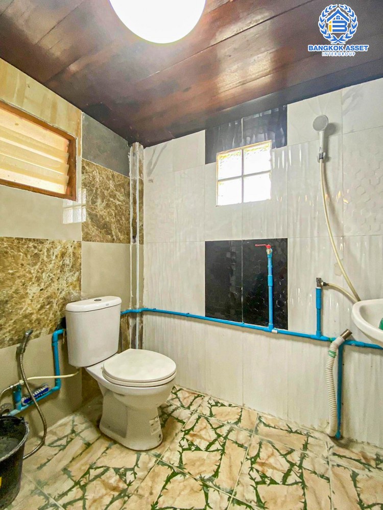 *****บ้านเดี่ยวมือสอง บ้านทรงไทย หนองดินแดง เนื้อที่กว้าง 252.10 ตร.ว. ฟังก์ชัน 5 ห้องนอน 5 ห้องน้ำ 8 ที่จอดรถ สไตล์ไทยแบบยกสูง งานไม้ทั้งหลัง บนพื้นที่กว้างขวาง ทำเลเดินทางเข้า-ออกในเมืองสะดวก เชื่อมต่อถนนเพชรเกษม ใกล้มหาวิทยาลัยศิลปากร