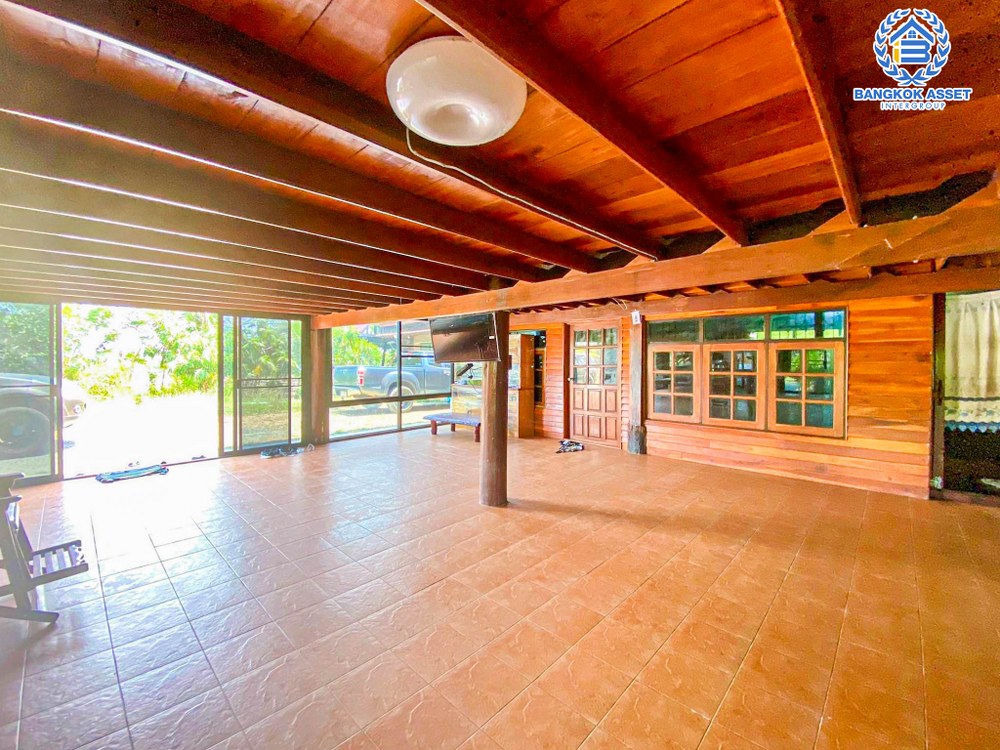 *****บ้านเดี่ยวมือสอง บ้านทรงไทย หนองดินแดง เนื้อที่กว้าง 252.10 ตร.ว. ฟังก์ชัน 5 ห้องนอน 5 ห้องน้ำ 8 ที่จอดรถ สไตล์ไทยแบบยกสูง งานไม้ทั้งหลัง บนพื้นที่กว้างขวาง ทำเลเดินทางเข้า-ออกในเมืองสะดวก เชื่อมต่อถนนเพชรเกษม ใกล้มหาวิทยาลัยศิลปากร