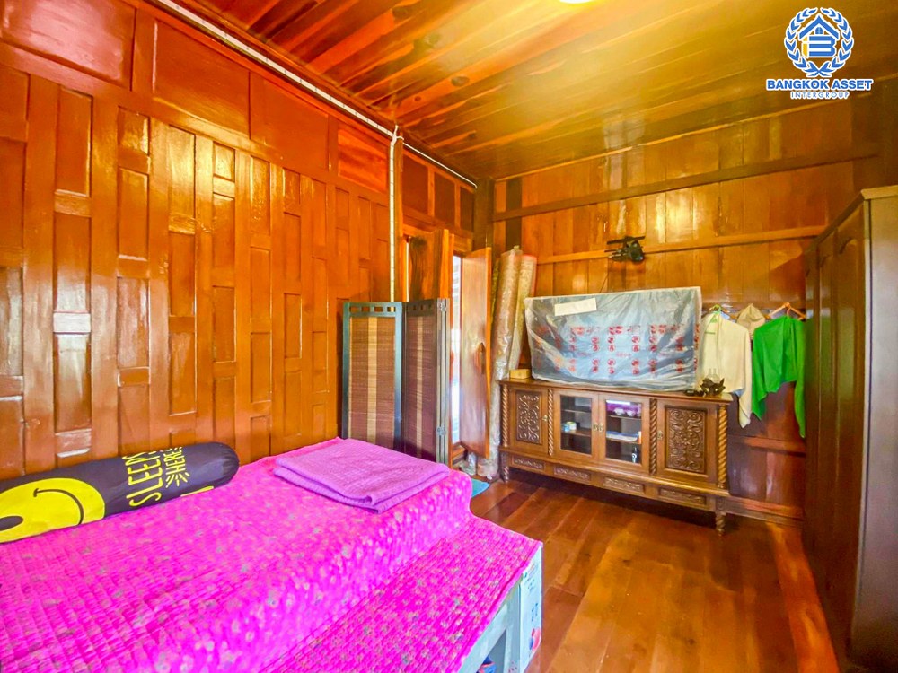 *****บ้านเดี่ยวมือสอง บ้านทรงไทย หนองดินแดง เนื้อที่กว้าง 252.10 ตร.ว. ฟังก์ชัน 5 ห้องนอน 5 ห้องน้ำ 8 ที่จอดรถ สไตล์ไทยแบบยกสูง งานไม้ทั้งหลัง บนพื้นที่กว้างขวาง ทำเลเดินทางเข้า-ออกในเมืองสะดวก เชื่อมต่อถนนเพชรเกษม ใกล้มหาวิทยาลัยศิลปากร