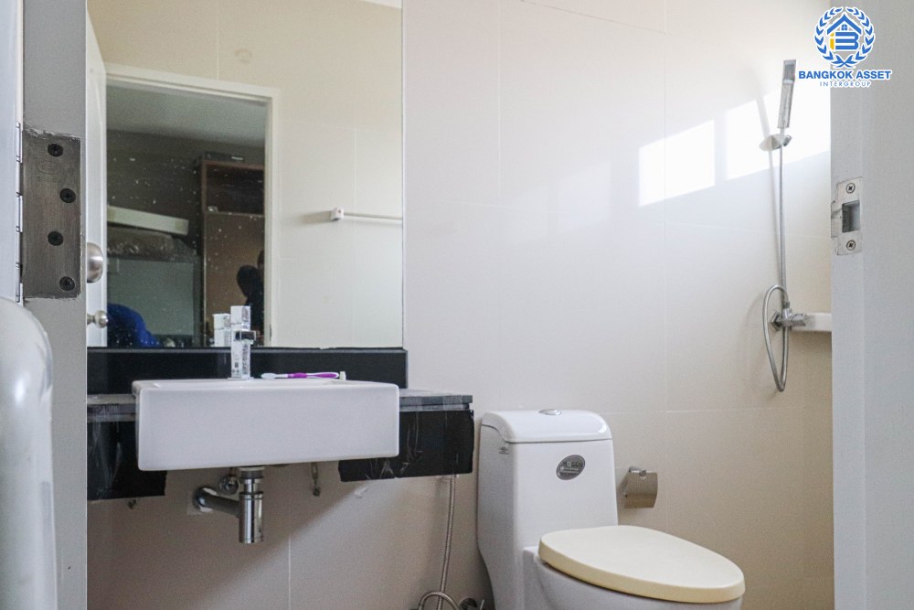 *****ทาวน์โฮมมือสอง โครงการ เนอวานา แอทเวิร์ค พระราม9-รามคำแหง เนื้อที่ 21.60 ตร.ว. ฟังก์ชัน 2 ห้องนอน 5 ห้องน้ำ 2 ที่จอดรถ โฮมออฟฟิศที่ตอบโจทย์ไลฟ์สไตล์คนเมืองมากที่สุด บนทำเลศักยภาพ เชื่อมต่อถนนรามคำแหง ใกล้รถไฟฟ้าแอร์พอร์ตเรลลิงก์  "สถานีรามคำแหง"  และจุดขึ้นทางด่วน "ศรีนครินทร์"