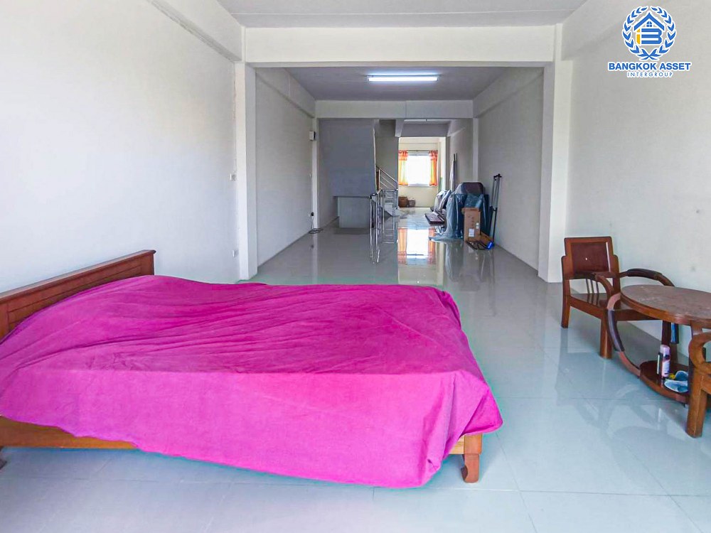 *****อาคารพาณิชย์ ศาลายา ติดถนนกาญจนาภิเษก เนื้อที่ 24.10 ตร.ว. ฟังก์ชัน 1 ห้องนอน 3 ห้องน้ำ 1 ที่จอดรถ ภายในสภาพใหม่ เหมาะสำหรับการทำธุรกิจ ตั้งบนทำเลศักยภาพเข้า-ออกในเมืองได้ง่าย เชื่อมต่อถนนปิ่นเกล้า-นครชัยศรี ถนนกรุงนนท์-จงถนอม