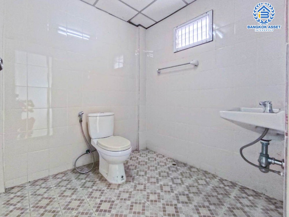 *****อาคารพาณิชย์ ศาลายา ติดถนนกาญจนาภิเษก เนื้อที่ 24.10 ตร.ว. ฟังก์ชัน 1 ห้องนอน 3 ห้องน้ำ 1 ที่จอดรถ ภายในสภาพใหม่ เหมาะสำหรับการทำธุรกิจ ตั้งบนทำเลศักยภาพเข้า-ออกในเมืองได้ง่าย เชื่อมต่อถนนปิ่นเกล้า-นครชัยศรี ถนนกรุงนนท์-จงถนอม