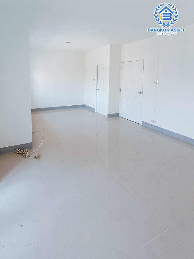 *****ทาวน์เฮ้าส์มือสองนนทบุรี หมู่บ้าน บ้านร่มโพธิ์ รัตนาธิเบศร์ เนื้อที่ 21 ตร.ว. ฟังก์ชัน 3 ห้องนอน 2 ห้องน้ำ 1 ที่จอดรถ บ้านใหม่ สภาพดี บนทำเลแห่งการเดินทาง เชื่อมต่อถนนบางกรวย-ไทรน้อย, ถนนรัตนาธิเบศร์, ถนนกาญจนาภิเษก ใกล้รถไฟฟ้าสายสีม่วง "สถานีบางพลู"