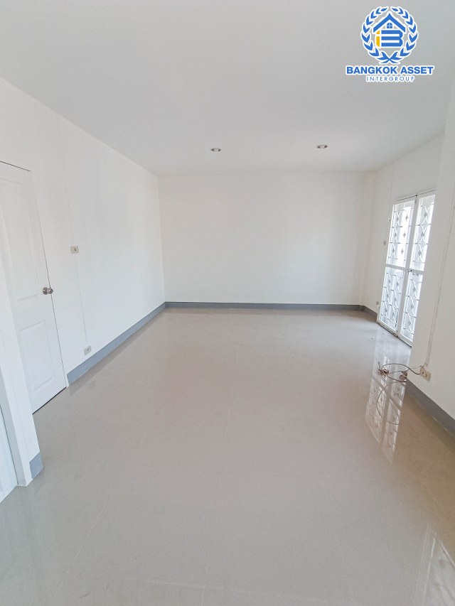 *****ทาวน์เฮ้าส์มือสองนนทบุรี หมู่บ้าน บ้านร่มโพธิ์ รัตนาธิเบศร์ เนื้อที่ 21 ตร.ว. ฟังก์ชัน 3 ห้องนอน 2 ห้องน้ำ 1 ที่จอดรถ บ้านใหม่ สภาพดี บนทำเลแห่งการเดินทาง เชื่อมต่อถนนบางกรวย-ไทรน้อย, ถนนรัตนาธิเบศร์, ถนนกาญจนาภิเษก ใกล้รถไฟฟ้าสายสีม่วง "สถานีบางพลู"